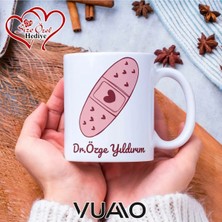 Vuao Doktora Özel Isimli Yazılı Kupa Bardak, Kişiye Özel Baskılı Isme Özel Kupa - Doktor Arkadaşa Eşe Hediye Isim Yazılı Kupa - Doktorlara Kupa Bardağı Çift Taraflı Baskılı Sağlık Çalışanı Meslek Kupası