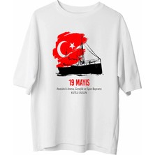Tarz Yeri 19 Mayıs Atatürk'ü Anma Gençlik ve Spor Bayramı Baskılı Oversize T-Shirt - Beyaz