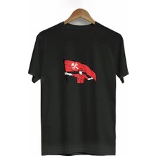 Tarz Yeri 1 Mayıs Emek ve Dayanışma Bayraklı Emekçi Baskılı Bisiklet Yaka T-Shirt - Siyah