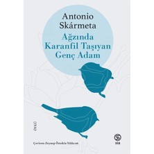 Defne Store Ağzında Karanfil Taşıyan Genç Adam