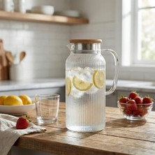 Vuralsin38 Akasya Kapaklı Borosilikat Cam Sürahi - 4 Farklı Model ve 1.8 Lt ve 2 Lt Büyük Boy Seçenekli Dayanıklı Meşrubat ve Su Karafı (Çizgili 2 Litre)