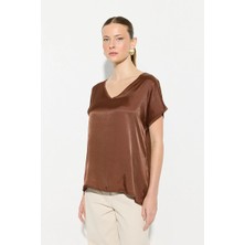 Gusto V Yaka Önü Saten Tshirt - Kahverengi