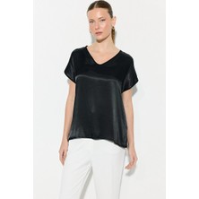 Gusto V Yaka Önü Saten Tshirt - Siyah