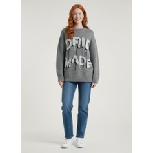 Neden Tekstil Kadın Oversize Gri Triko Baskılı Kazak