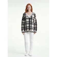 Neden Tekstil Kadın Siyah Beyaz Ekose V Yaka Oversize Kazak