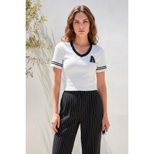 Hanka Kadın Polo Yaka Harf Detaylı Basic Çizgili Kol Detayı Triko Beyaz Bluz