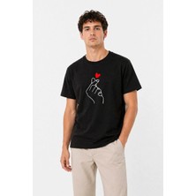 Erkek Kore Parmak Kalp Aşk Temalı Minimal Baskılı Tişört Yazlık Kısa Kol T-Shirt - Siyah