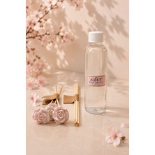 Safier Kiraz Bahçesi Çubuklu Oda Kokusu Yedek Kit (Refill) 150 ml – 4 Adet Bambu Çubuk & 3 Adet Pembe Seramik Taş Çiçek Hediyeli