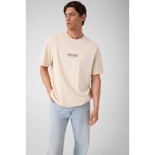 Guess Bisiklet Yaka Kısa Kollu Küçük Logolu Nakışlı Oversize Erkek Krem T-Shirt M6YI46K4232-G1CV
