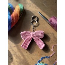 Kumru Studio El Örgüsü Fiyonk Anahtarlık – Pembe Kurdele Çanta Charmı