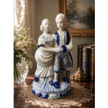 Hureggo Vintage Mavi-Beyaz El Boyaması Rokoko Tarzı Romantik Çift Porselen Biblo (16.5 Cm)