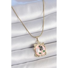 Mey Ithalat® 316L Çelik Gold Renk Zincir Pembe Mineli Çiçek Işlemli Inci Detay Portre Model Kadın Kolye