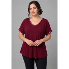Curvy Trend Büyük Beden Yaka ve Kol Ucu Inci Işlemeli V Yaka Kısa Kol Geniş Etekli Bluz
