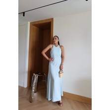 Özge Özgenç Boyundan Geçmeli Sırt Dekolteli Maxi Elbise