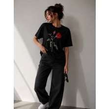 Enb1r Moda Karanlıkta Açan Gül – Oversize Unisex Premium Laciverrt Baskılı Tişört