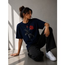 Enb1r Moda Karanlıkta Açan Gül – Oversize Unisex Premium Laciverrt Baskılı Tişört
