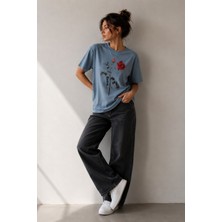 Enb1r Moda Karanlıkta Açan Gül – Oversize Unisex Premium Laciverrt Baskılı Tişört