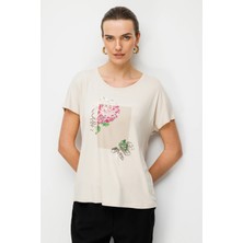 Desen Triko Kadın Önü Pul Payet Gül Desenli Kısa Kol Penye T-Shirt 26827-BEJ