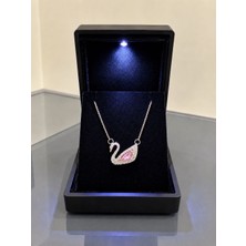 Gözde Aksesuarım Işıklı Kutuda Gold Renk Pembe Taşlı Kuğu Kolyesi Çelik
