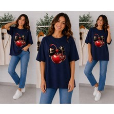 Enb1r Moda Parlak Kiraz Siyah Fiyonk Temalı ve Kalp Kolye Baskılı Kadın Lacivert Premium Basic T-Shirt