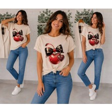 Enb1r Moda Parlak Kiraz Siyah Fiyonk Temalı ve Kalp Kolye Baskılı Kadın Bej Premium Basic T-Shirt