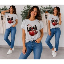 Enb1r Moda Parlak Kiraz Siyah Fiyonk Temalı ve Kalp Kolye Baskılı Kadın Gri Premium Basic T-Shirt