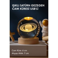 Yenilig Işıklı Satürn Gezegen Cam Küresi Usb’li – Ahşap Altlıklı Dekoratif Gece Lambası / Masaüstü Aksesuarı Çok Renkli