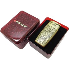 Ardeur® Argent Pirinç Sarı Desen Işlemeli Kişiye Özel Isimli Çakmak | Hediyelik Kutusunda