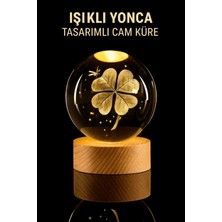 Yenilig Işıklı Yonca Tasarımlı Ahşap Altlıklı USB Cam Küre – Şans ve Dekoratif Gece Lambası Çok Renkli