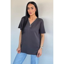 Gülseli V Yaka Fermuarlı Tişört P-00021888