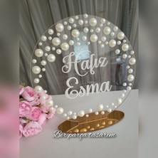 Bir Parça Tasarım Incili Şeffaf Pleksi Hafız Masa Üstü Isimlik (Istenilen Yazı Yazılabilir)