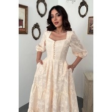 Caddebostan Moda Kare Yaka Düğmeli Brode Işlemeli Midi Boy Katlı Elbise