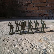 Hureggo Nostaljik 1980LER Yerli Üretim Yeşil Plastik Polis ve Asker Figür Seti Lotu - 8 Adet ve Orijinal Varil Aksesuarı
