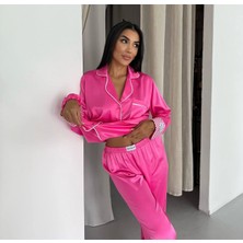 Belirtilmemiş Puşya Saten Pijama Takımı ve Toka
