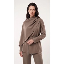 Nilge Asimetrik Drape Detaylı Sütlü Kahve Bluz ve Pantolon Takım