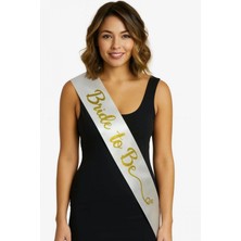 Marsilyan™- Beyaz Saten Üzerine El Yazısı Italik Altın Bride To Be Kuşağı 10 cm Genişlik