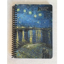 Colornote Papirüs Tuval, Çizgisiz (Düz) Defter, Spiralli, Sert Kapaklı (Ön Kapak Görseli; Ren Nehri'nde Yıldızlı Bir Gece -Vincent Van Gogh)) 100 Yaprak, 16X23 cm