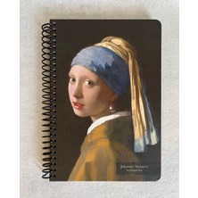 Colornote Papirüs Tuval Serisi Çizgisiz Defter, Spiralli, Sert Kapaklı (Ön Kapak Görseli; Inci Küpeli Kız) 16 x 23 Cm, 100 Yaprak