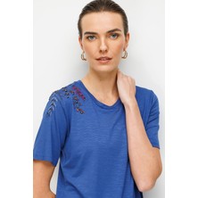 Desen Triko Kadın Sıfır Yaka Tek Omzu Nakışlı Penye T-Shirt 26701 Indigo