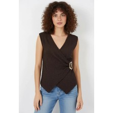 Kadın V Yaka Sıfır Kol Drape Detaylı Metal Toka Kahverengi Bluz