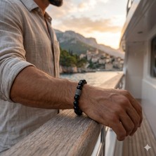 Doğal Taş Siyah & Gri Oniks Bileklik – Parlak Siyah & Gri Boncuk & Metal Detaylı Elastik Unisex Bileklik | Şık Minimal Tasarım