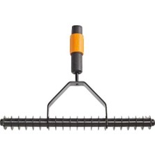 Fiskars 135513-1000655 Quikfit Çim Havalandırma Tırmığı Sertleştirilmiş Karbon Çelik Malzeme ile Yosun Temizliği İçin