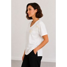 Bihan Store Kadın V Yaka Çiçek Işlemeli T-Shirt - Y26-1308 - Kemik