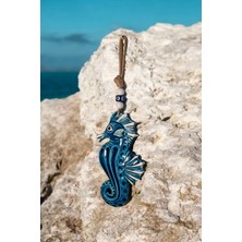 Buççin Online Mağaza  Nazar Boncuklu Seramik Deniz Atı Desenli Püskül ve Boncuk Dekoratifli Çok Amaçlı Süs Eşyası 14X23 cm