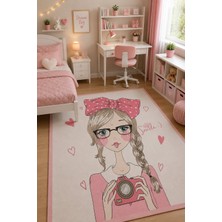 Norella Home Gözlüklü Kız Çocuk Halısı Pembe Fiyonklu Kaymaz Taban Yıkanabilir Kız Çocuk Odası Halısı