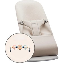BabyBjörn Pastel Oyuncaklı Bliss Ana Kucağı 3D Jersey Light Beige Yumuşak Kumaş ile 13 kg Taşıma Kapasitesi ve Eğlenceli Oyuncak