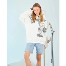Lune Store Kapüşonlu Üç Iplik Sweatshirt – Beyaz Strong Heykel Baskılı, Rahat Kalıp, Kanguru Cepli Modern Tasarım