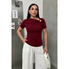Spirituel Kadın T-Shirt Kısa Kollu Asimetrik Yaka Gold Toka Detaylı Büzgülü Şık Sandy Bluz