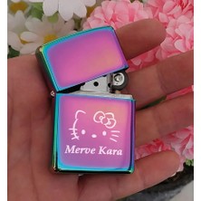 İşte Bu Kişiye Özel Isimli Benzinli Zippo Çakmak Pembe Hello Kitty Tasarım