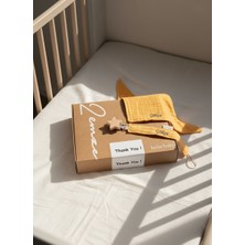 Zemze Baby Kişiye Özel Nakışlı Emzik Zinciri & Müslin Fular Seti – %100 Pamuk Müslin, Ahşap Diş Kaşıyıcılı, Yenidoğan Bebek Hediyesi (Hardal)